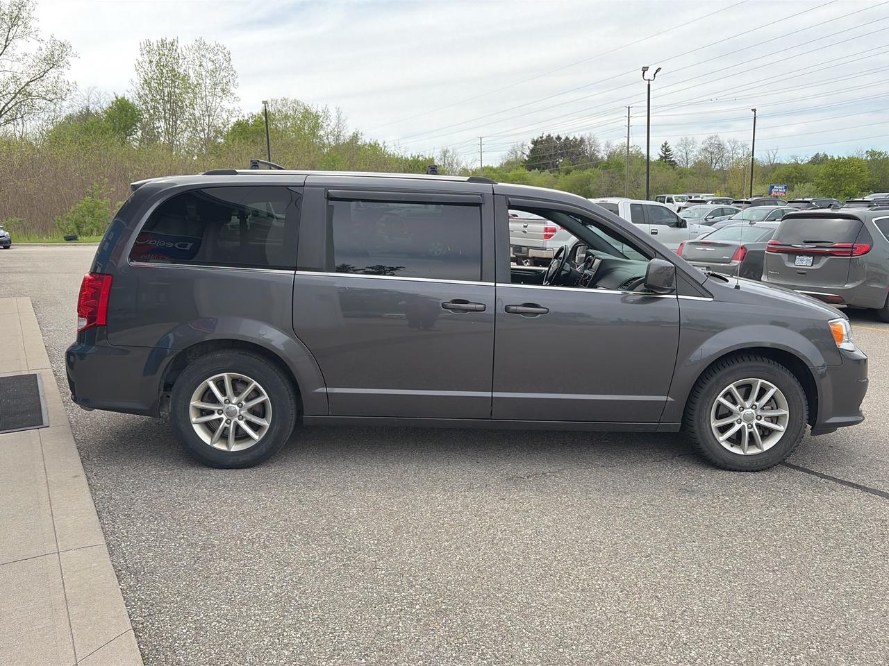 2018 Dodge Grand Caravan SXT Premium Plus   7 Pass   Stow & Go   Clean Photo