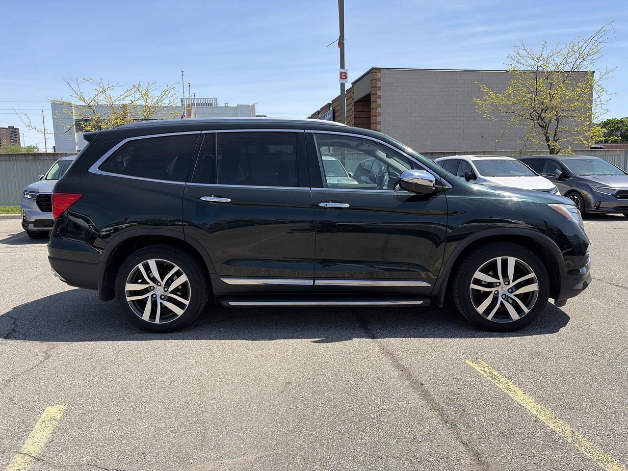 2017 Honda Pilot Touring Navigation Leather Sunroof 7Pass Photo