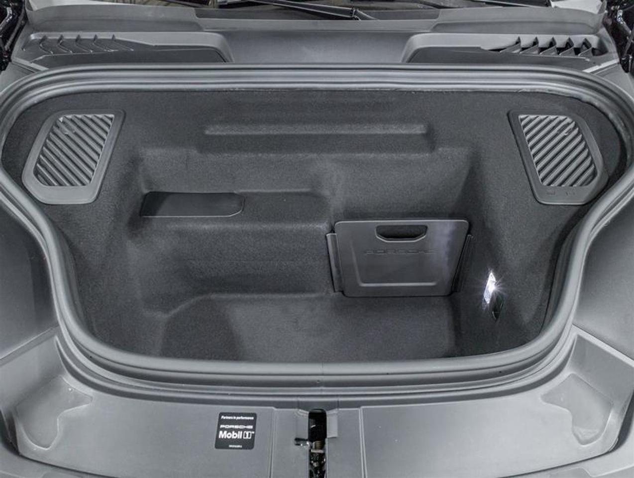 2026 Porsche Macan  Photo