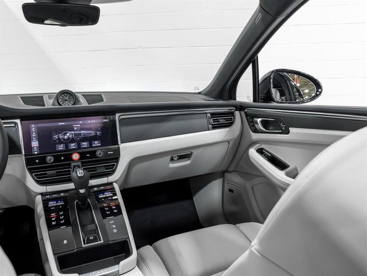2026 Porsche Macan  Photo