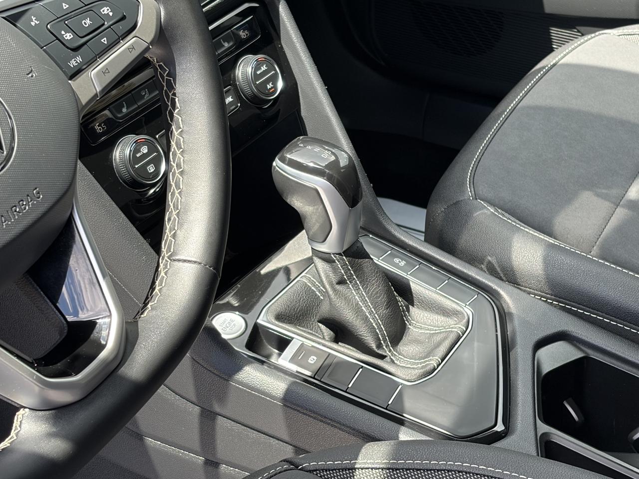 2024 Volkswagen Taos Comfortline **CALL BELLEVILLE 613-961--8848 ** Photo
