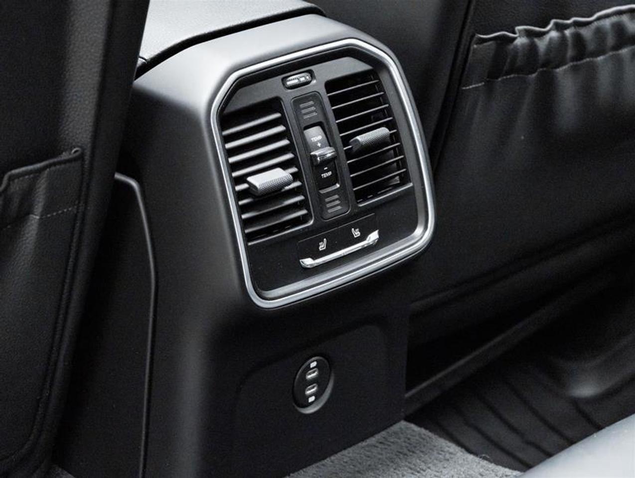 2021 Porsche Macan  Photo