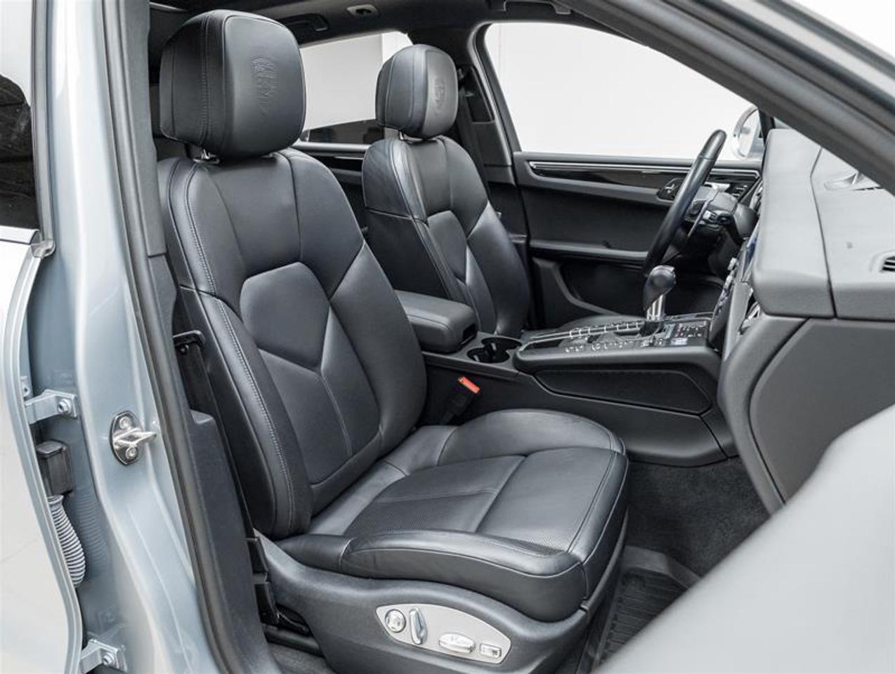 2021 Porsche Macan  Photo