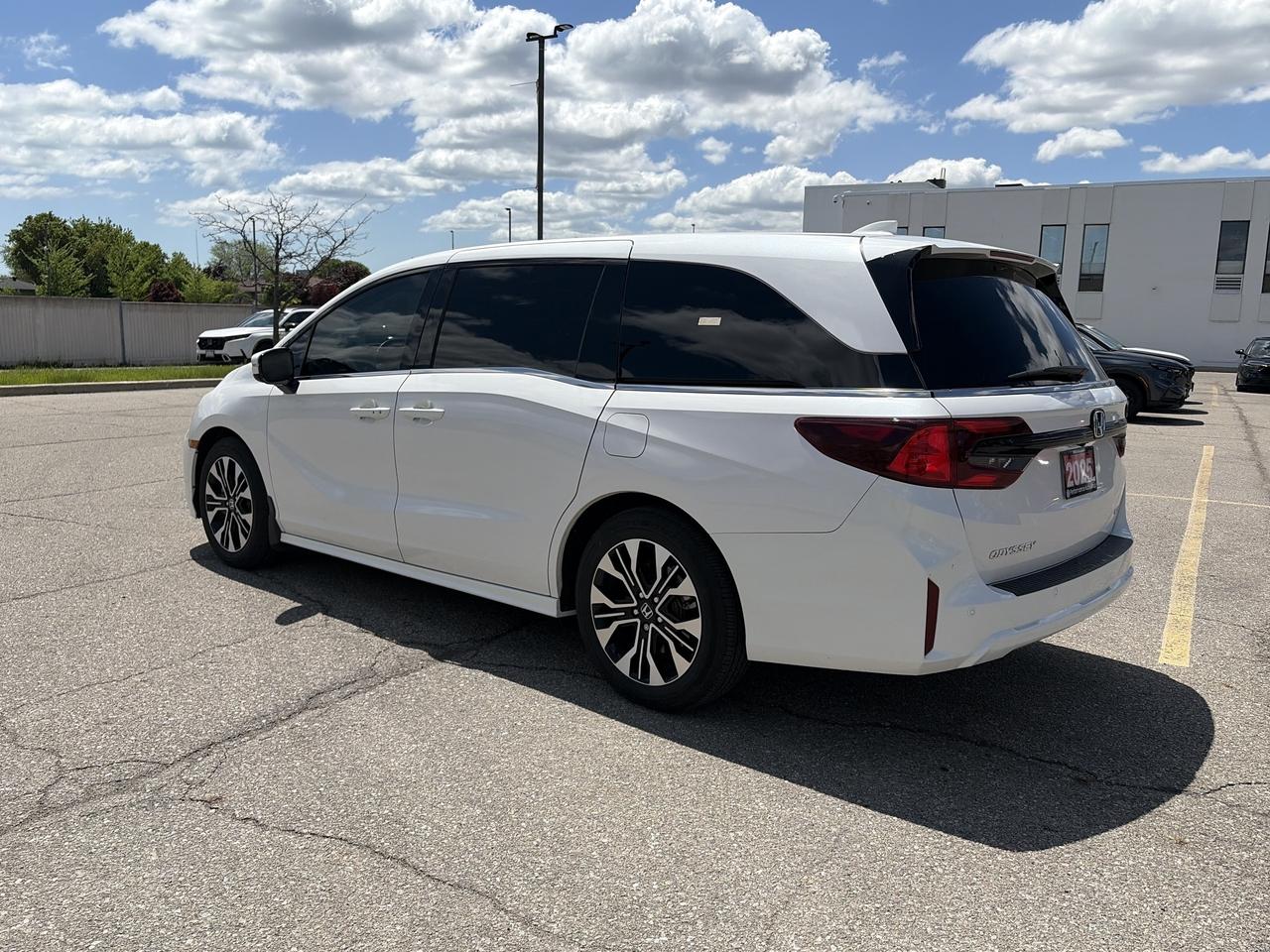 2025 Honda Odyssey Touring Hybrid Navigation CarPlay Wireless Charger Photo3