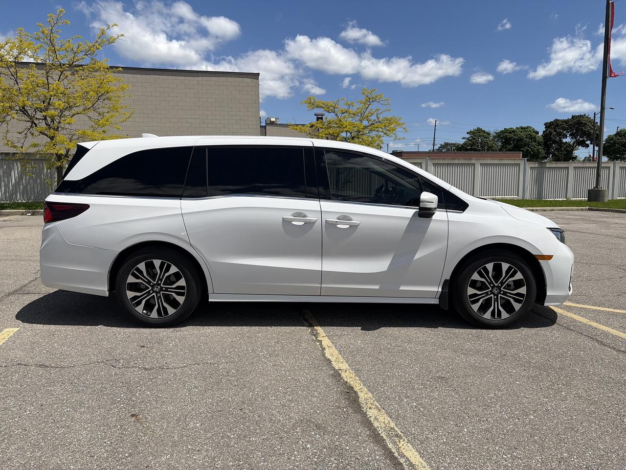 2025 Honda Odyssey Touring Hybrid Navigation CarPlay Wireless Charger Photo