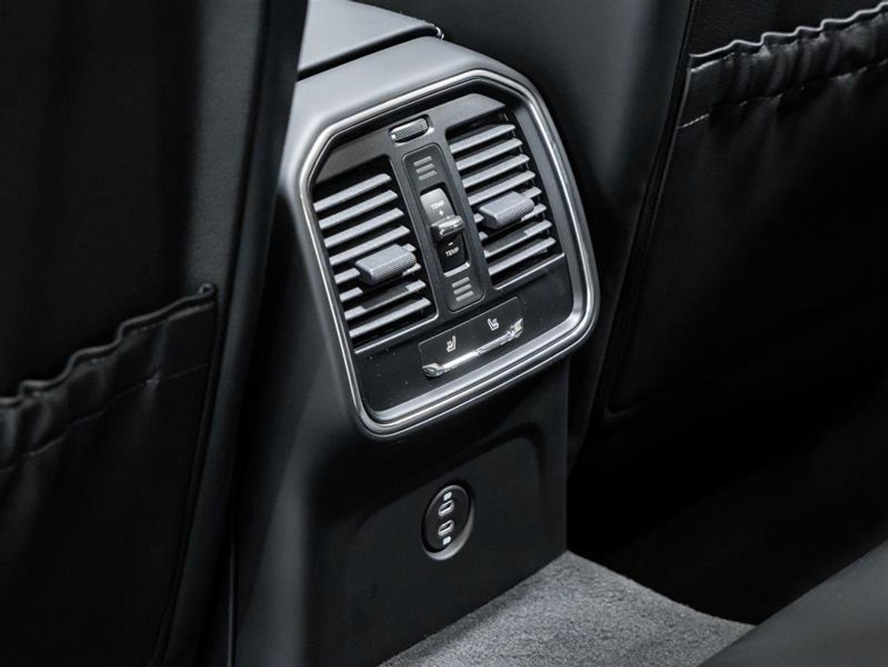 2025 Porsche Macan  Photo