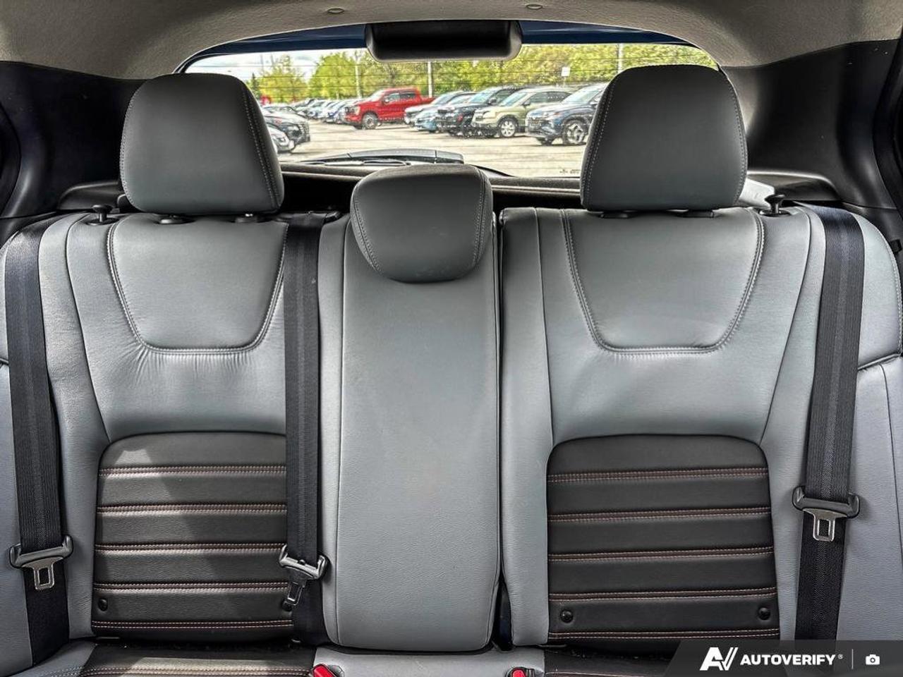 2021 Nissan Kicks SR Photo