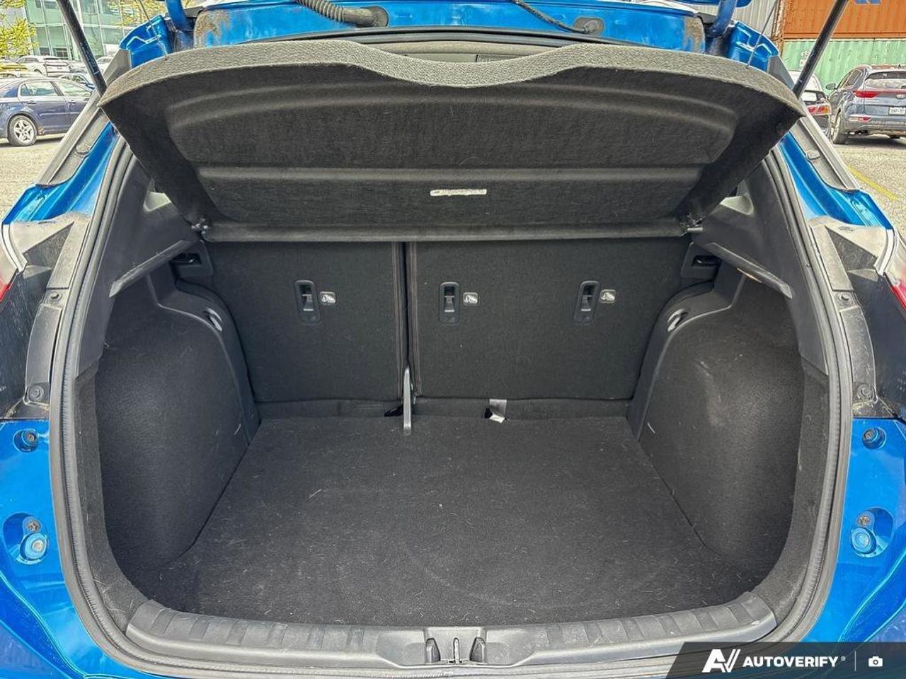2021 Nissan Kicks SR Photo