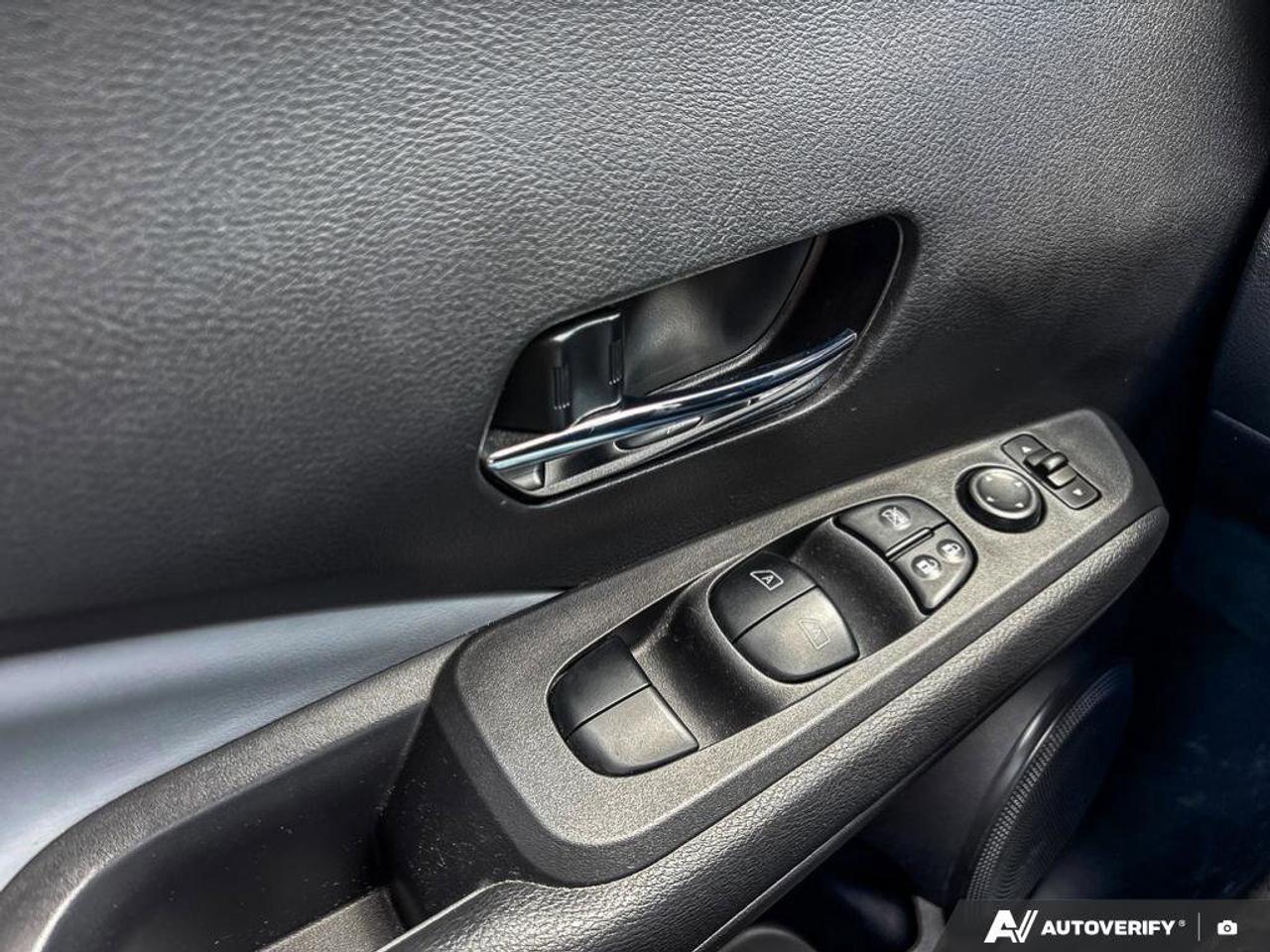 2021 Nissan Kicks SR Photo