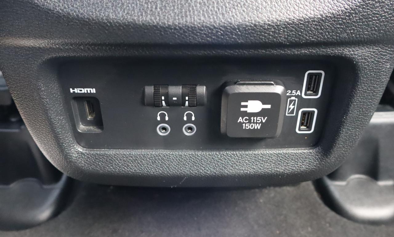 2022 Honda Pilot Touring 8P 4dr All-Wheel Drive Photo