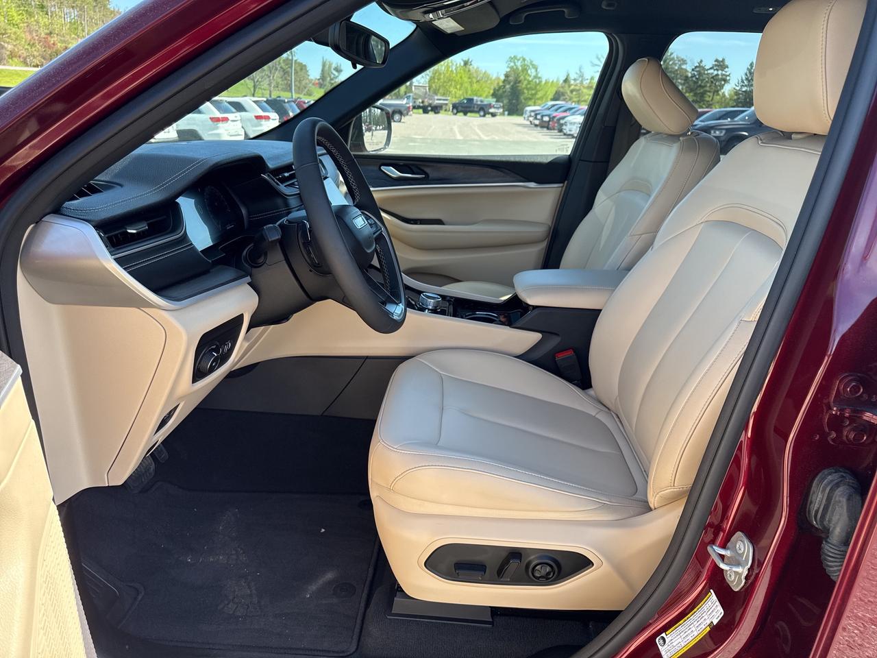2023 Jeep Grand Cherokee Laredo - htd seats/wheel - adaptive cruise Photo