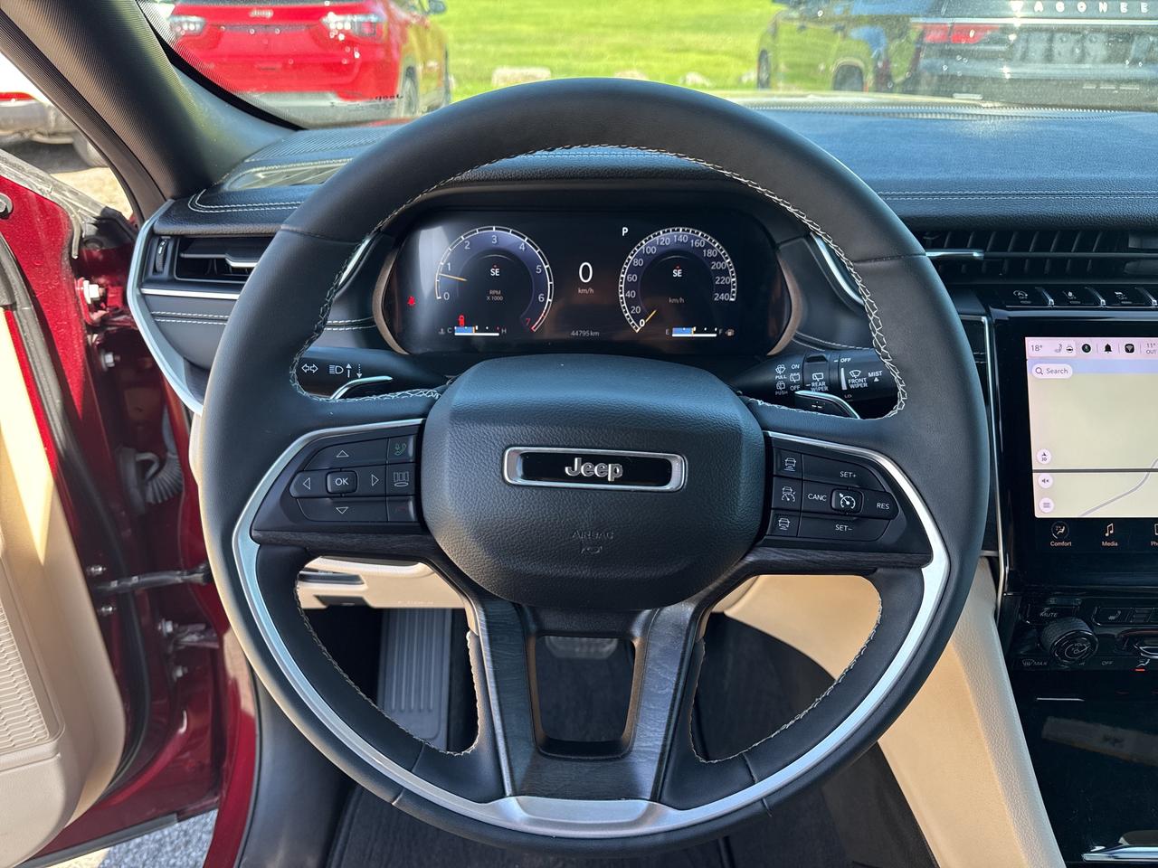 2023 Jeep Grand Cherokee Laredo - htd seats/wheel - adaptive cruise Photo
