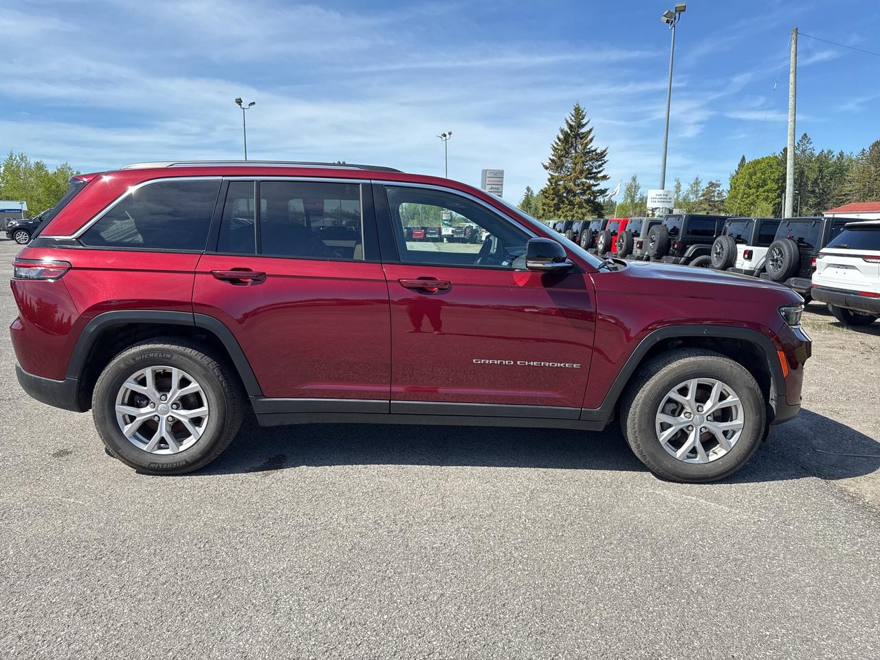 2023 Jeep Grand Cherokee Laredo - htd seats/wheel - adaptive cruise Photo