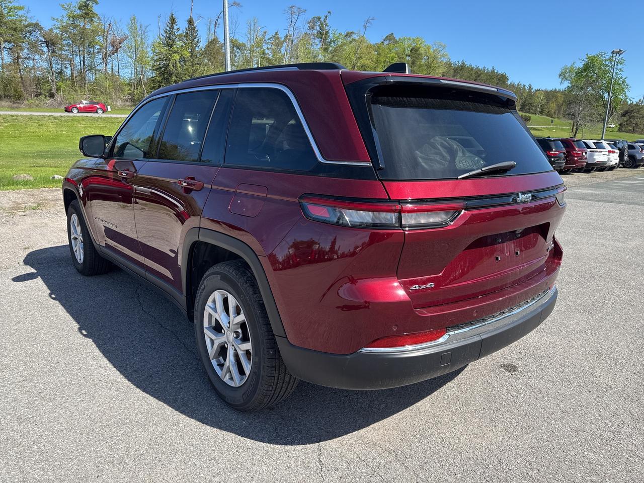 2023 Jeep Grand Cherokee Laredo - htd seats/wheel - adaptive cruise Photo
