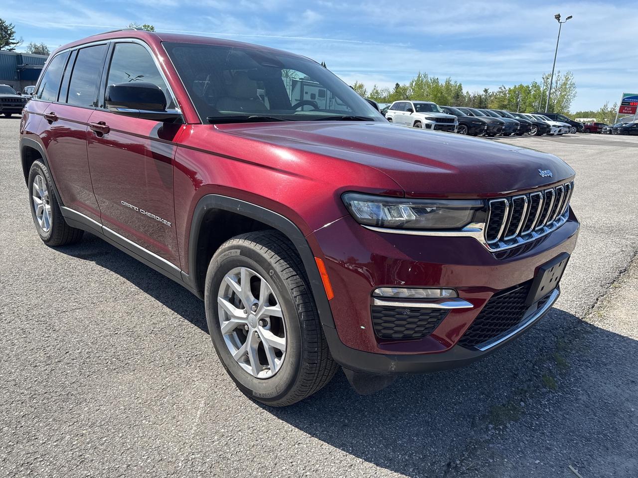 2023 Jeep Grand Cherokee Laredo - htd seats/wheel - adaptive cruise Photo
