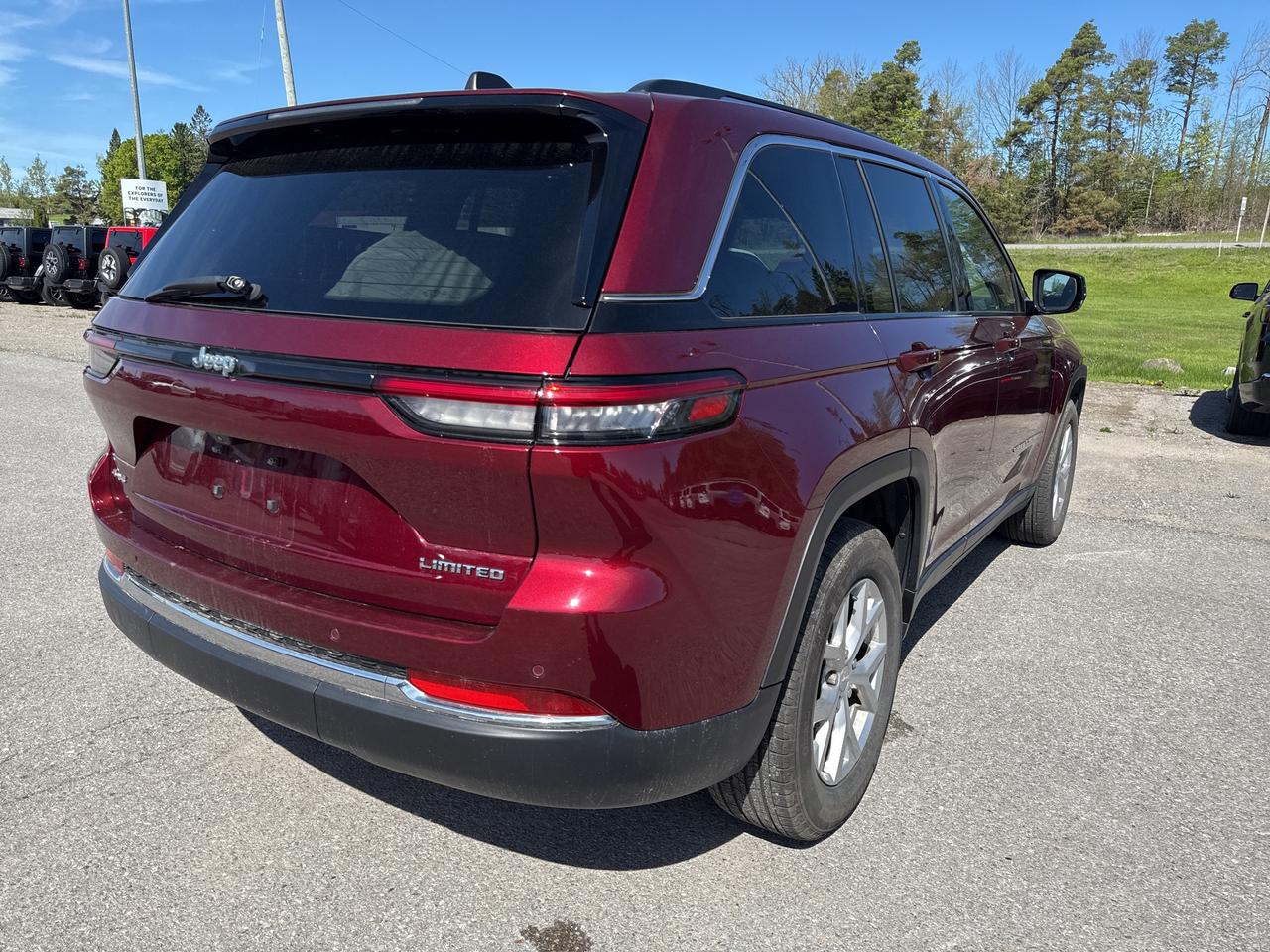 2023 Jeep Grand Cherokee Laredo - htd seats/wheel - adaptive cruise Photo