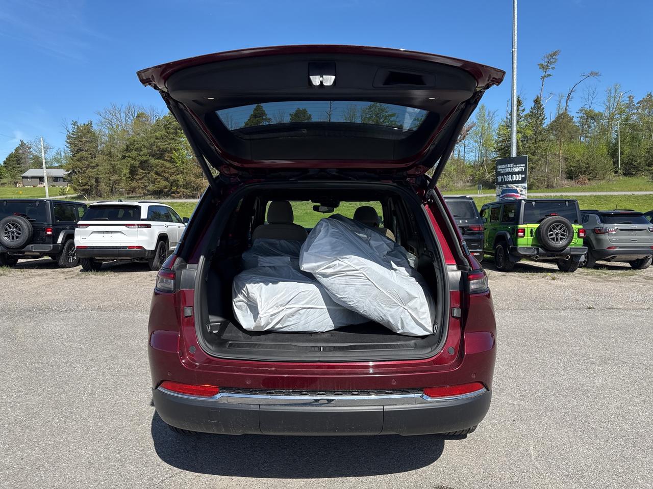 2023 Jeep Grand Cherokee Laredo - htd seats/wheel - adaptive cruise Photo