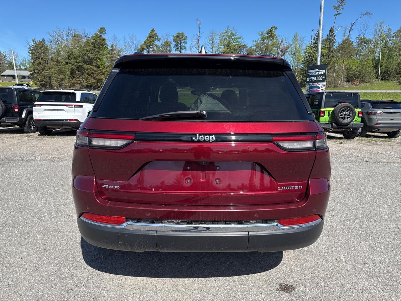2023 Jeep Grand Cherokee Laredo - htd seats/wheel - adaptive cruise Photo
