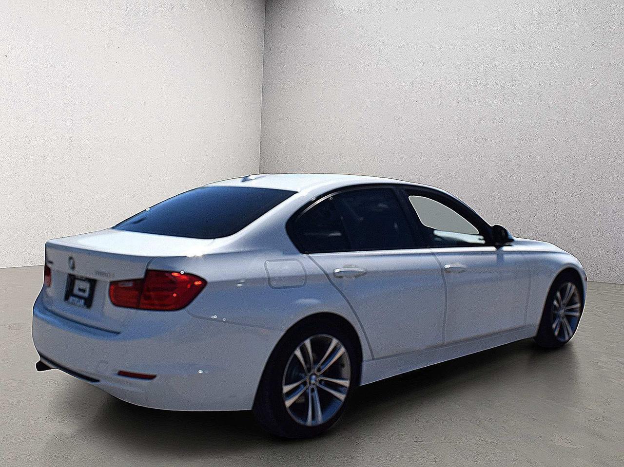 2014 BMW 3 Series 320i xDrive Sport Pkg Photo