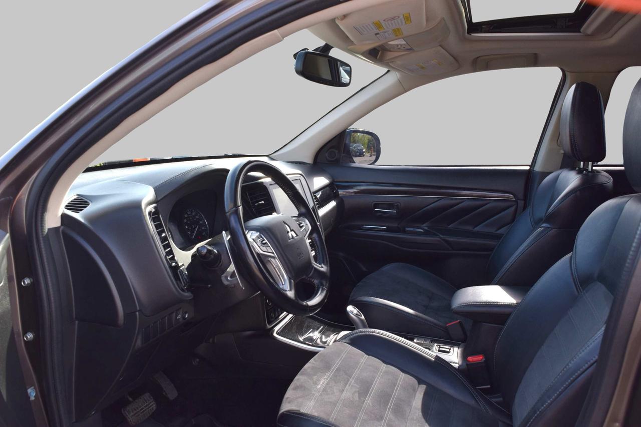 2020 Mitsubishi Outlander PHEV S-AWC Plug-In Hybrid Photo