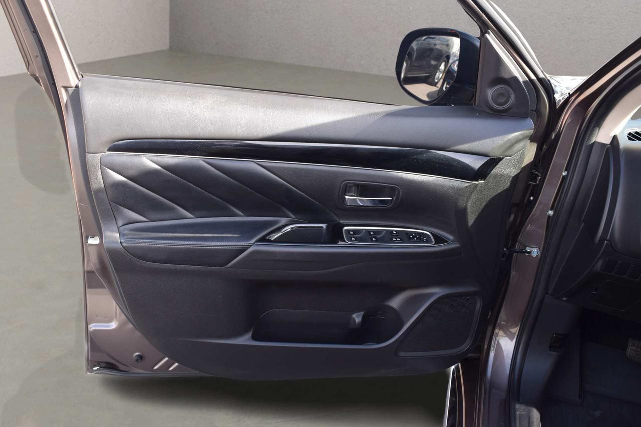 2020 Mitsubishi Outlander PHEV S-AWC Plug-In Hybrid Photo