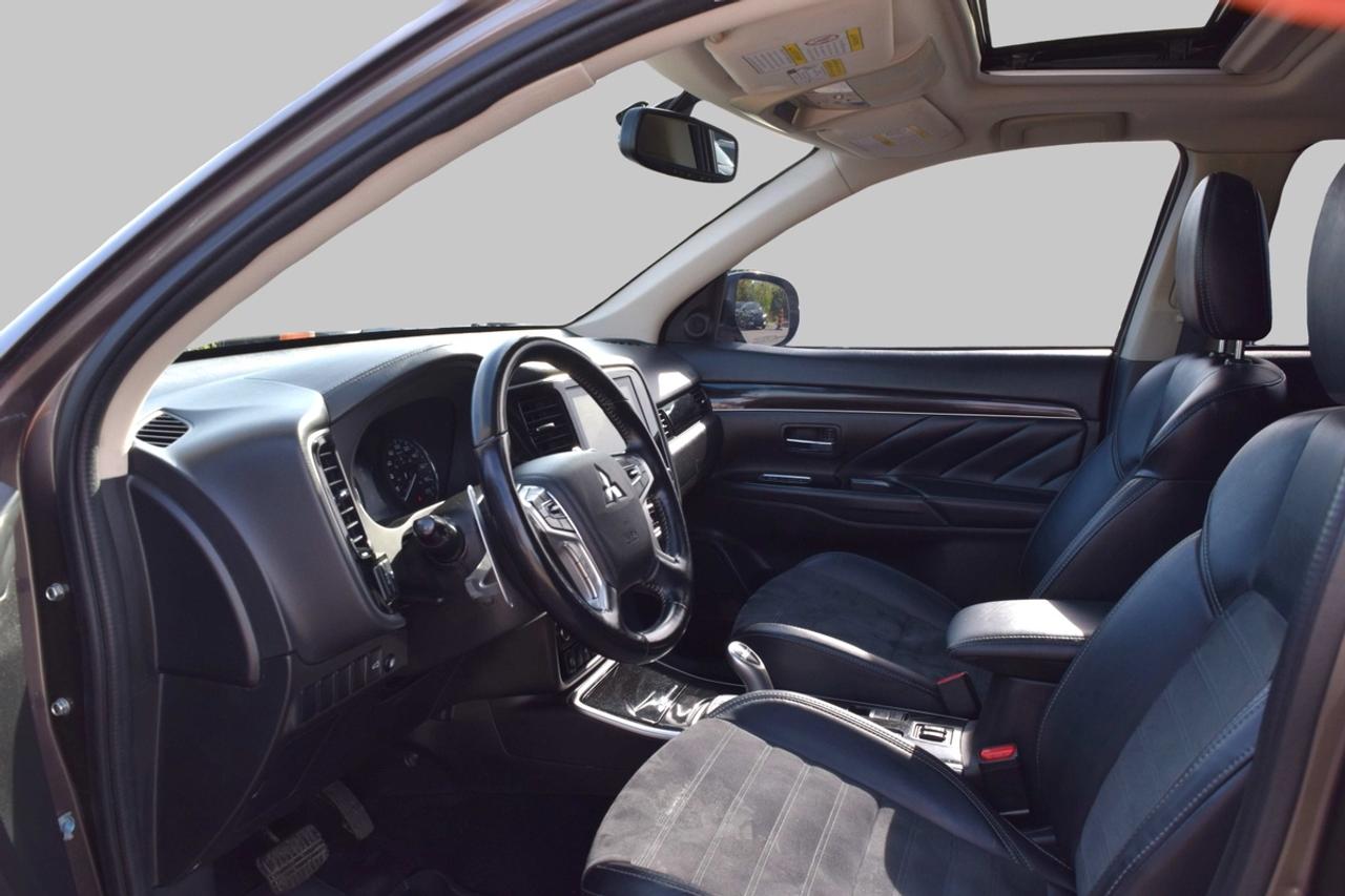 2020 Mitsubishi Outlander PHEV S-AWC Plug-In Hybrid Photo