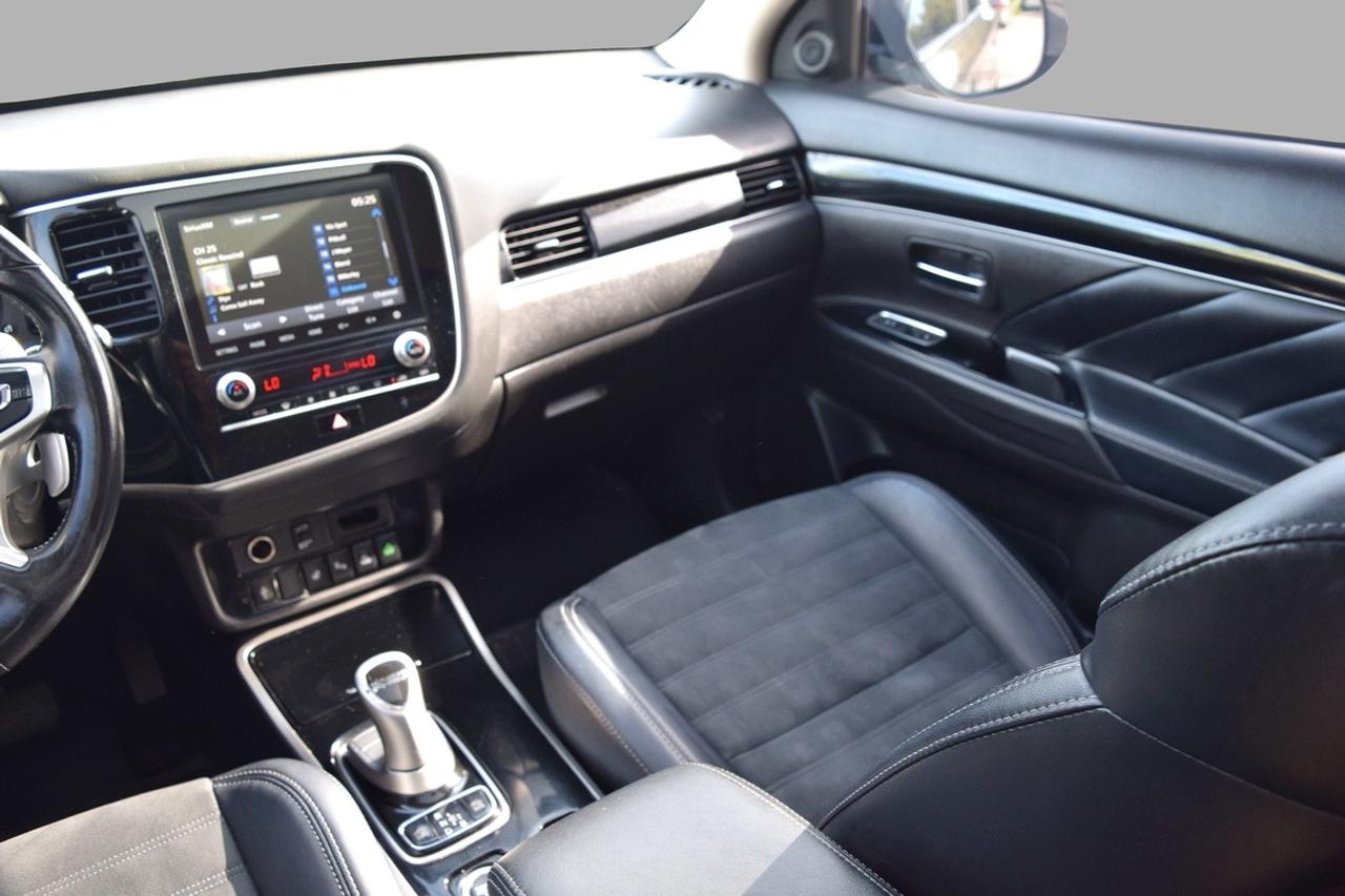 2020 Mitsubishi Outlander PHEV S-AWC Plug-In Hybrid Photo