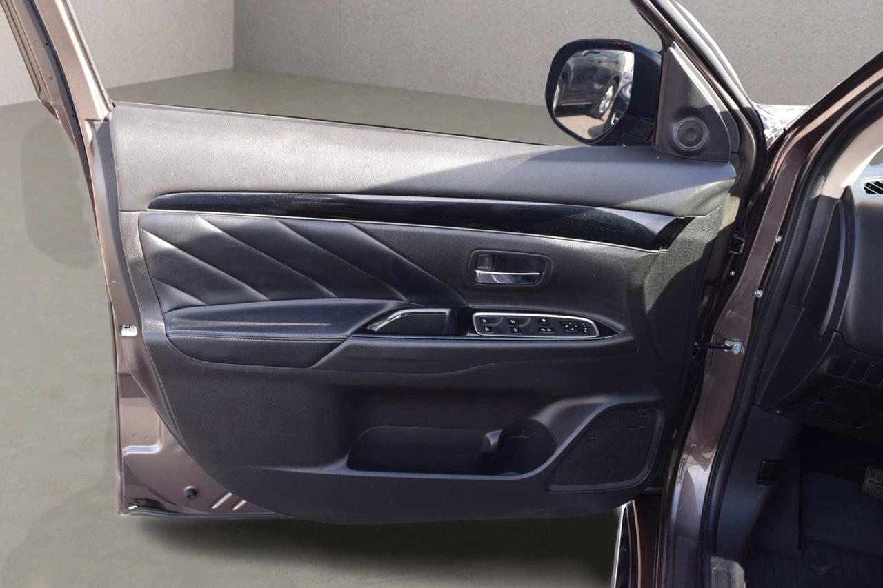 2020 Mitsubishi Outlander PHEV S-AWC Plug-In Hybrid Photo