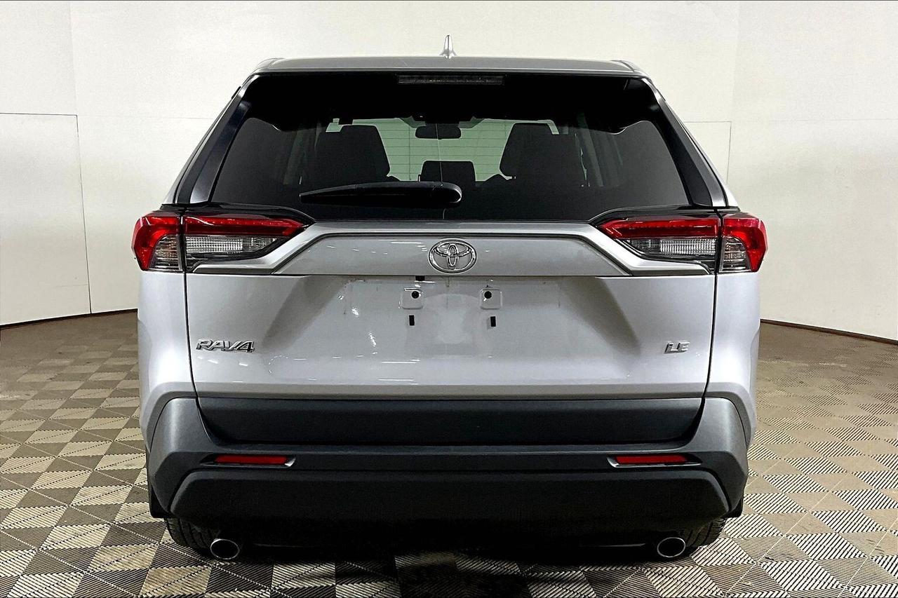 2022 Toyota RAV4 LE FWD Photo3