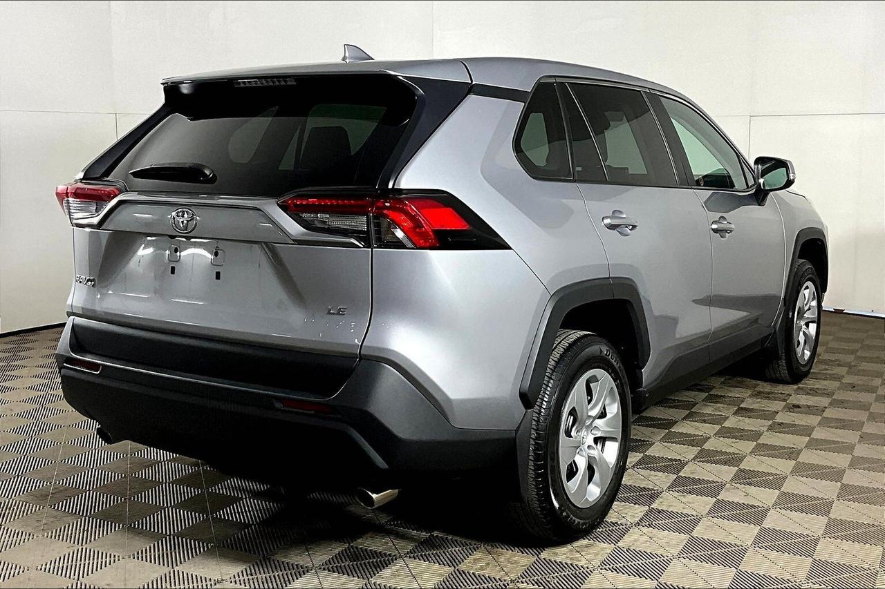 2022 Toyota RAV4 LE FWD Photo