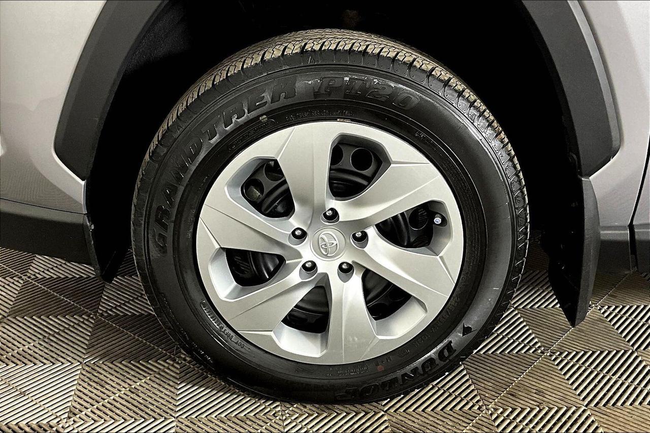 2022 Toyota RAV4 LE FWD Photo
