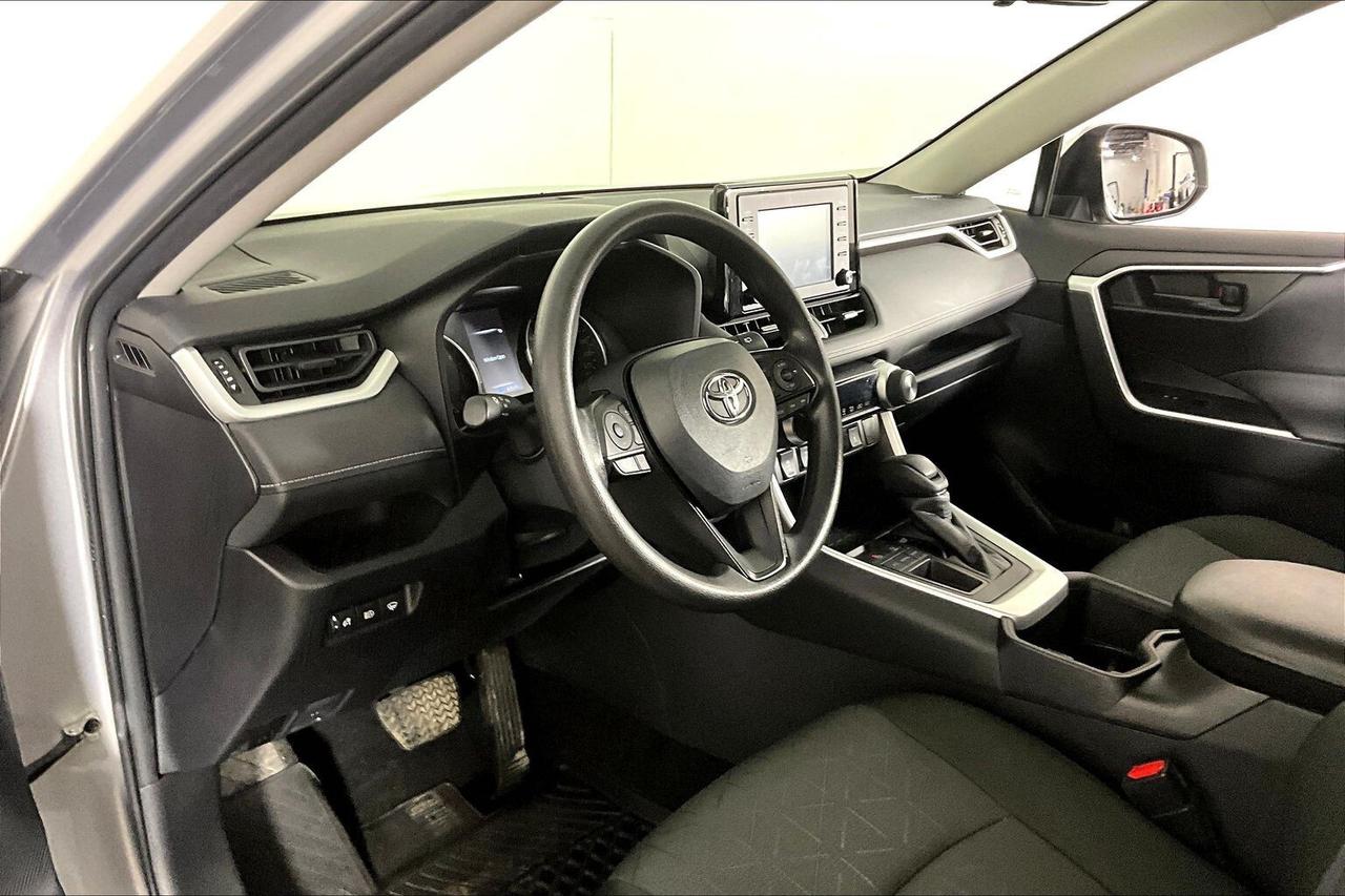 2022 Toyota RAV4 LE FWD Photo