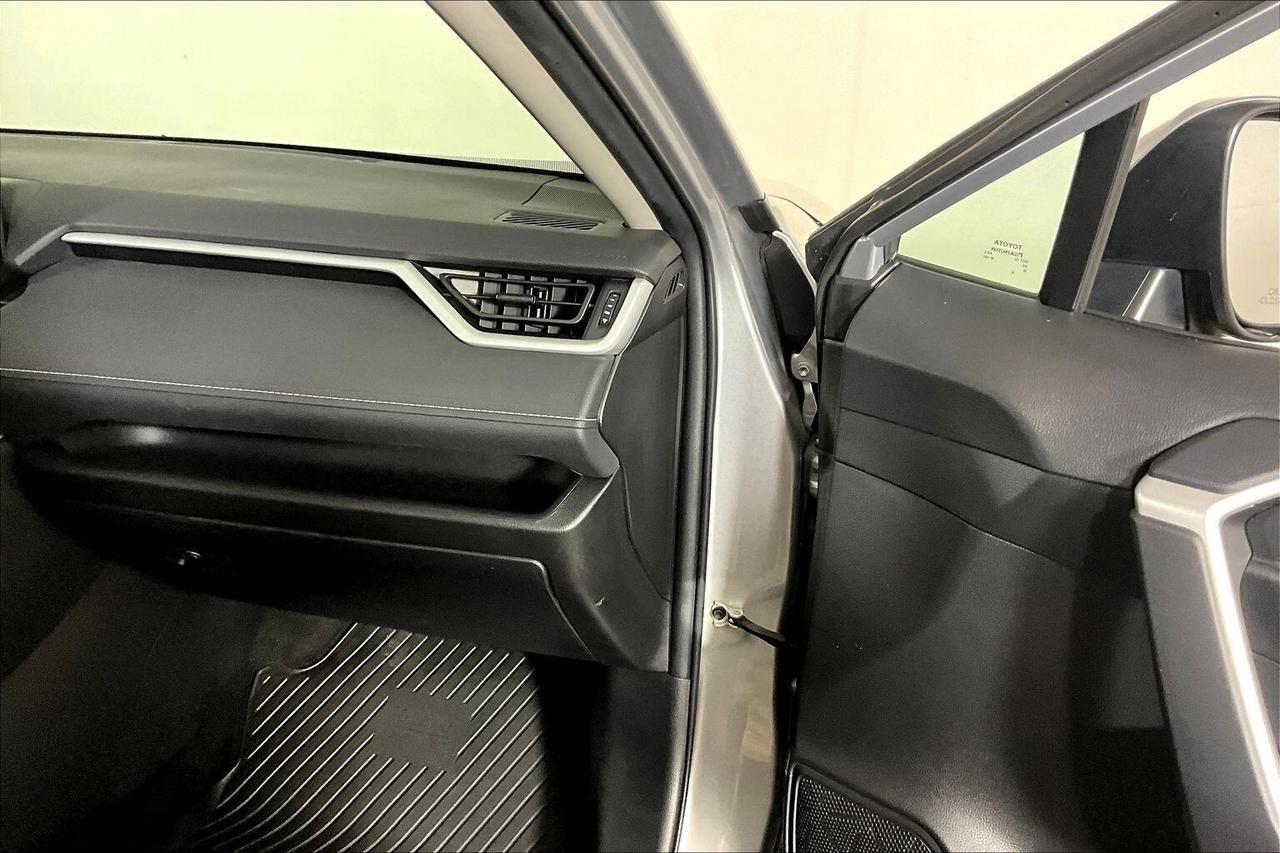 2022 Toyota RAV4 LE FWD Photo