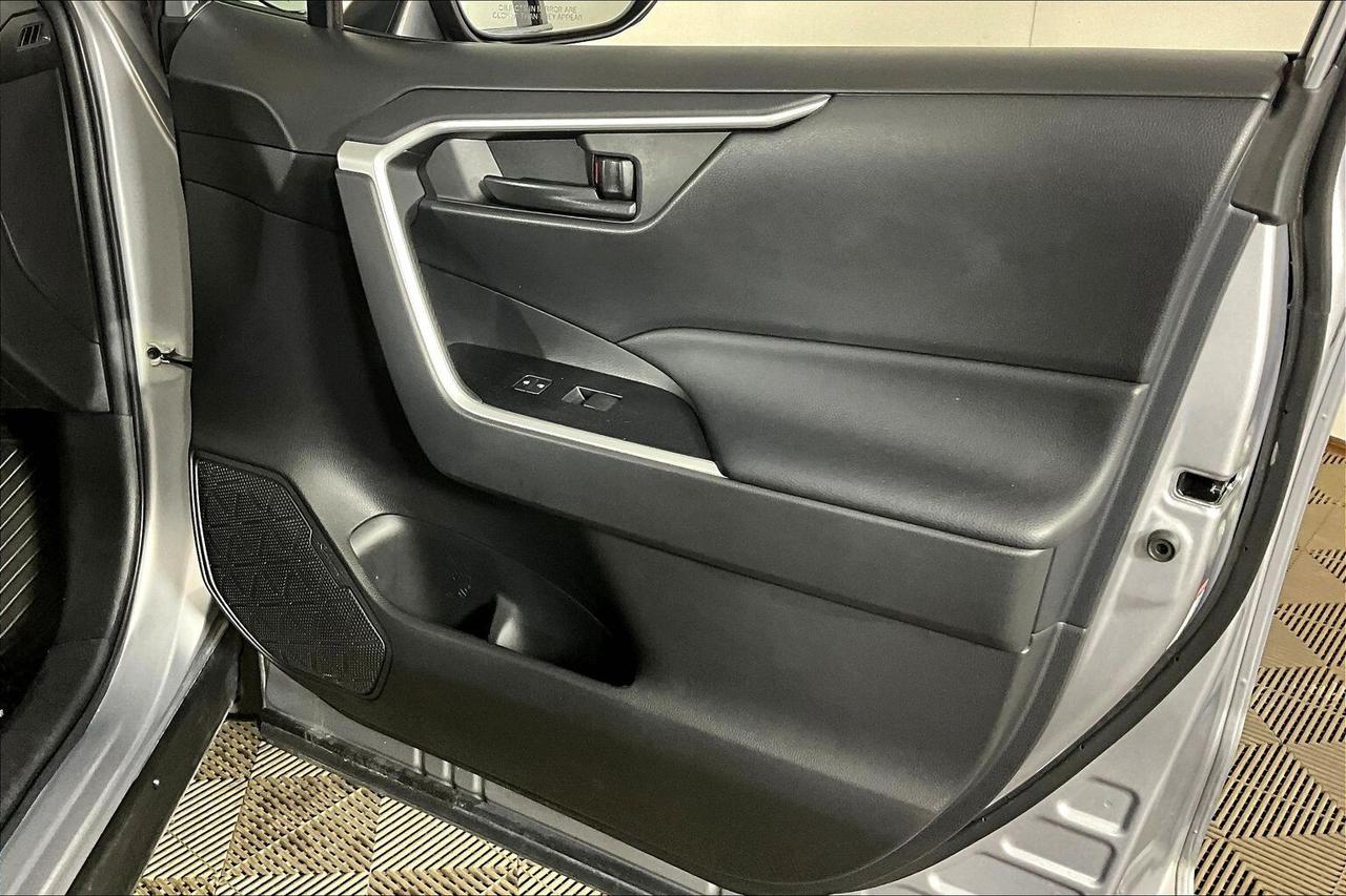 2022 Toyota RAV4 LE FWD Photo