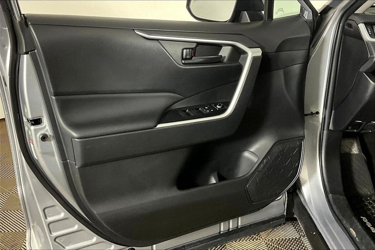2022 Toyota RAV4 LE FWD Photo