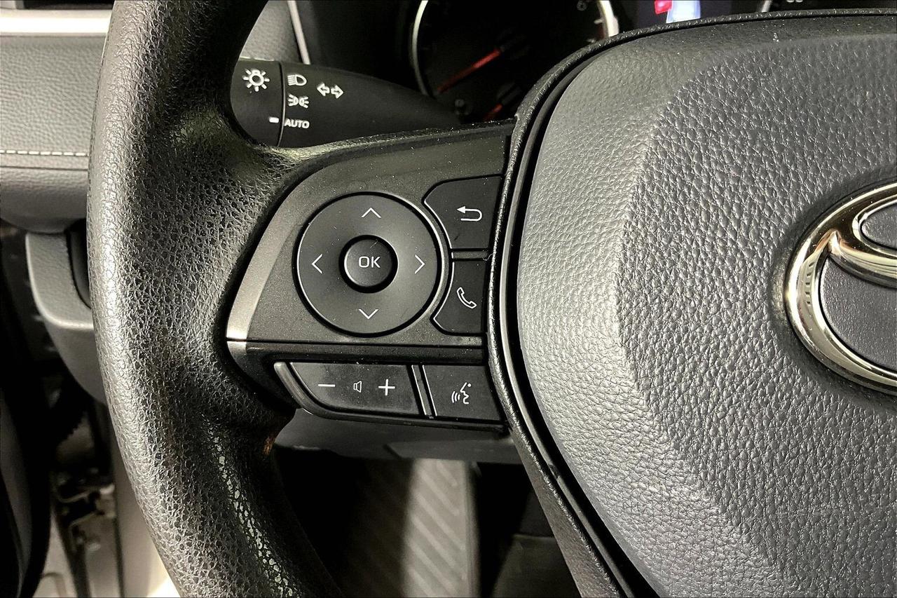 2022 Toyota RAV4 LE FWD Photo