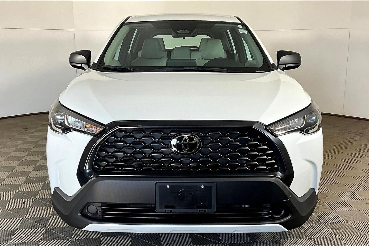 2023 Toyota Corolla Cross L FWD Photo2