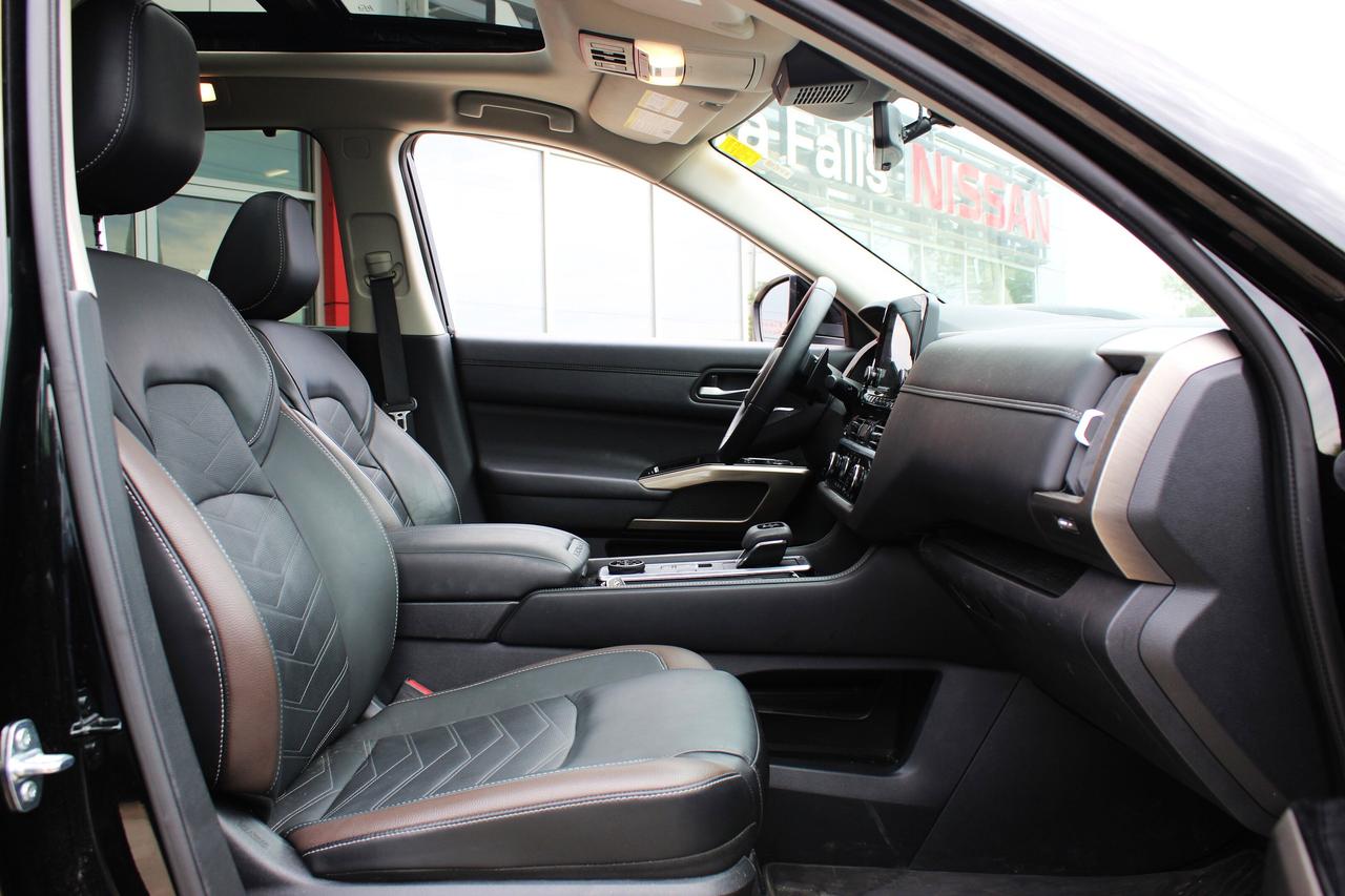 2024 Nissan Pathfinder Platinum, 1-OWNER, ONLY 18,000 KILO WOW Photo