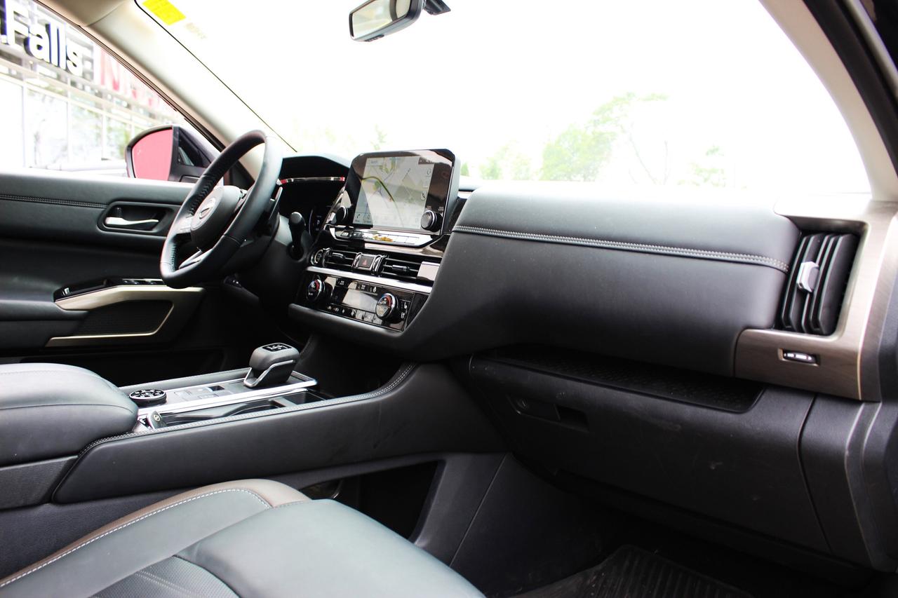 2024 Nissan Pathfinder Platinum, 1-OWNER, ONLY 18,000 KILO WOW Photo