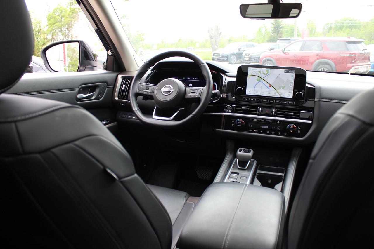 2024 Nissan Pathfinder Platinum, 1-OWNER, ONLY 18,000 KILO WOW Photo