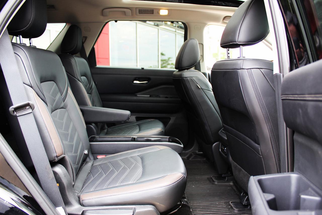 2024 Nissan Pathfinder Platinum, 1-OWNER, ONLY 18,000 KILO WOW Photo
