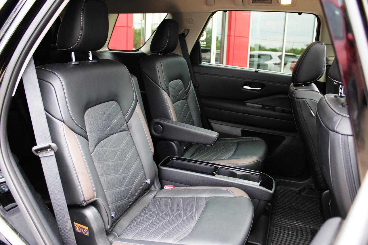 2024 Nissan Pathfinder Platinum, 1-OWNER, ONLY 18,000 KILO WOW Photo