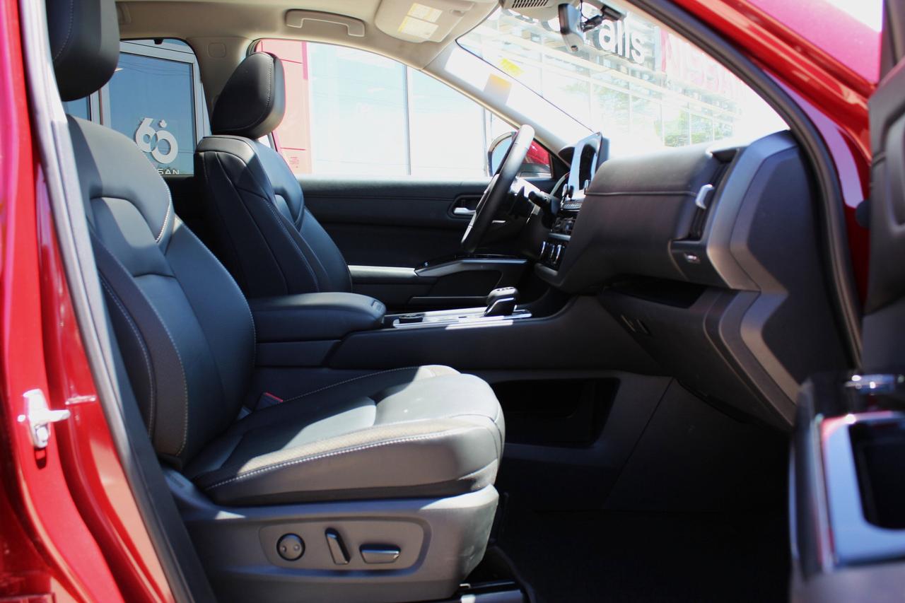 2025 Nissan Pathfinder SL Photo