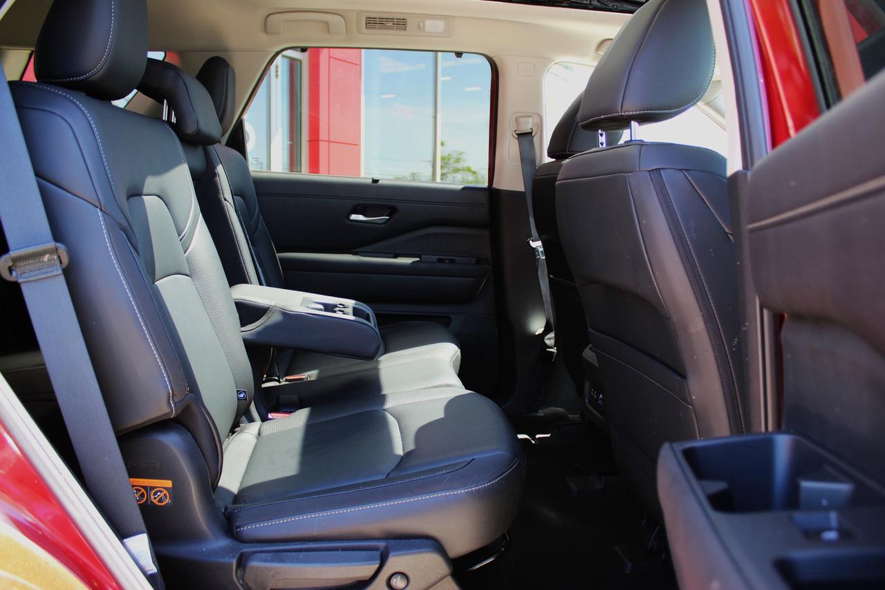 2025 Nissan Pathfinder SL Photo