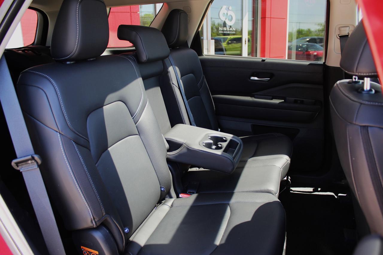 2025 Nissan Pathfinder SL Photo
