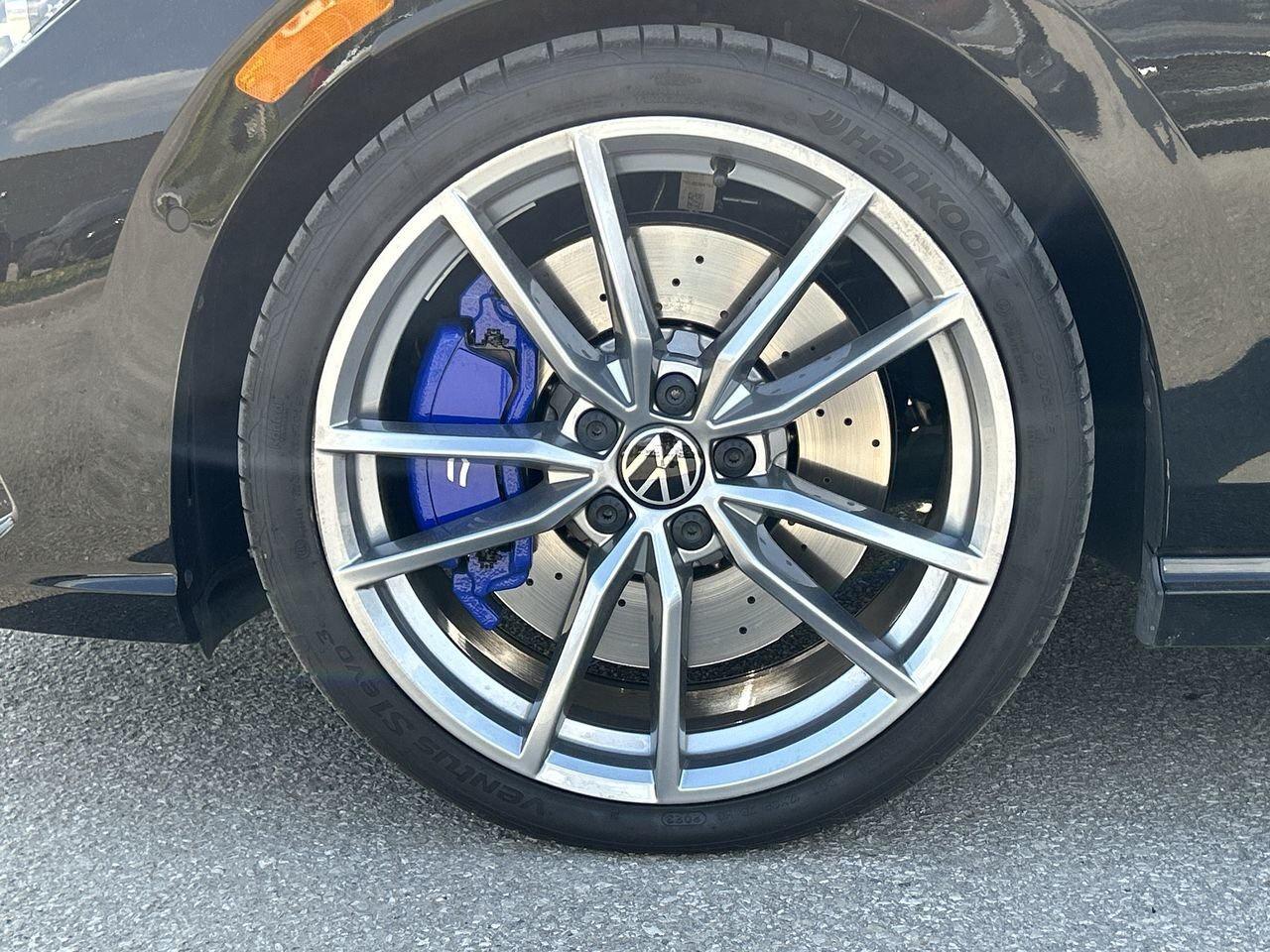 2024 Volkswagen Golf R 2.0T 7Sp at DSG w/Tip   Titan Black with Blue acce Photo