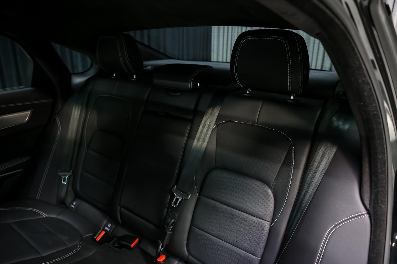 2024 Jaguar XF R-DYNAMIC SE AWD P300 BLACKPACK PANOROOF ADAPTVCRZ Photo