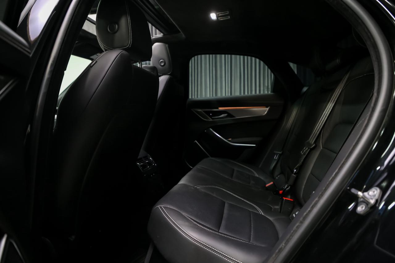 2024 Jaguar XF R-DYNAMIC SE AWD P300 BLACKPACK PANOROOF ADAPTVCRZ Photo