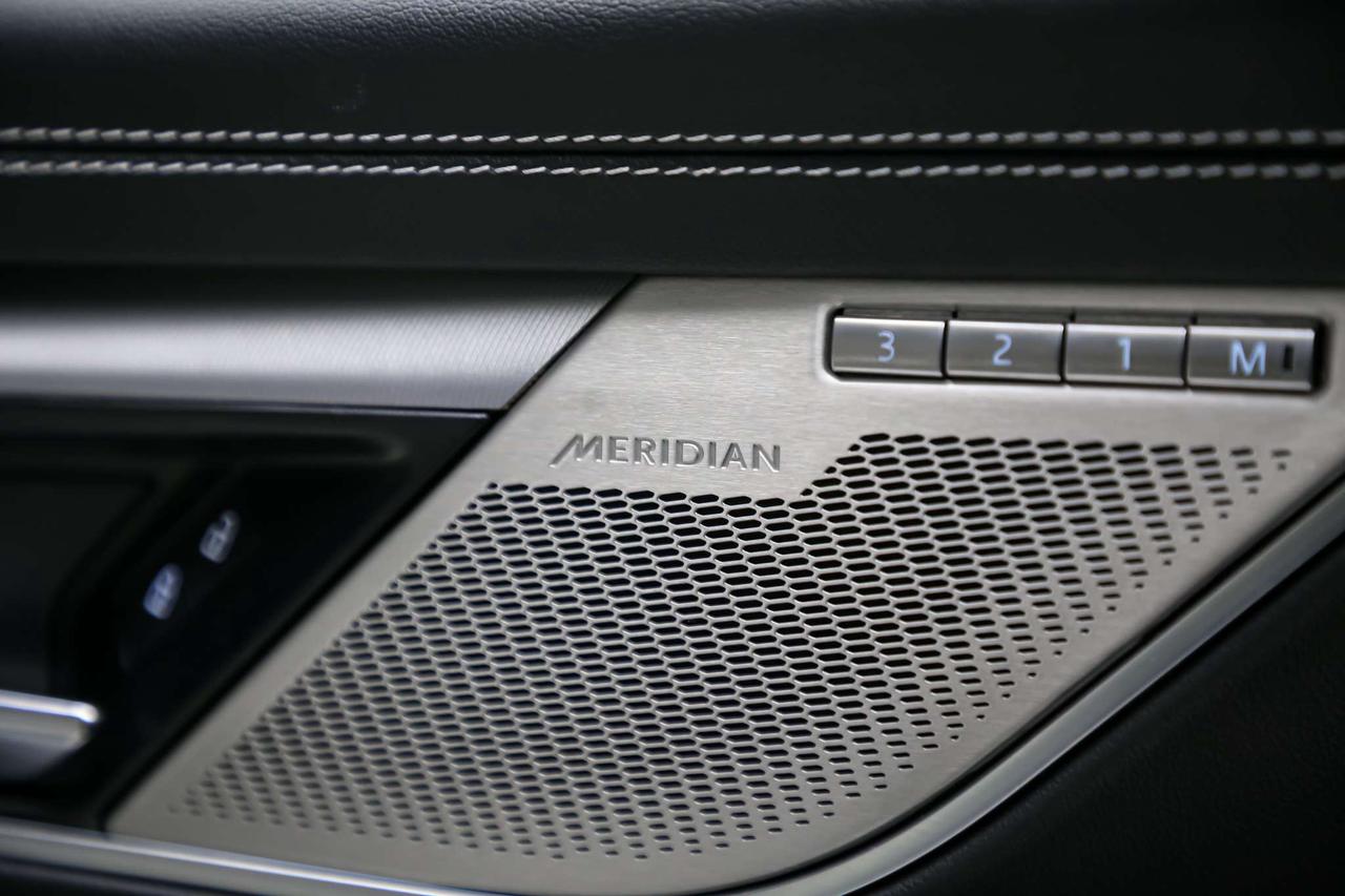 2024 Jaguar XF R-DYNAMIC SE AWD P300 BLACKPACK PANOROOF ADAPTVCRZ Photo