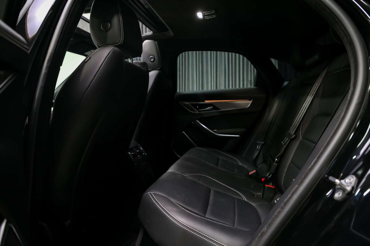 2024 Jaguar XF R-DYNAMIC SE AWD P300 BLACKPACK PANOROOF ADAPTVCRZ Photo